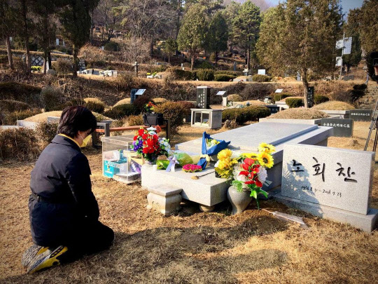 심상정 정의당 대선후보가 9일 경기 남양주 마석모란공원의 노회찬 전 의원 묘소를 참배하고 있다. 심상정 후보 페이스북 갈무리